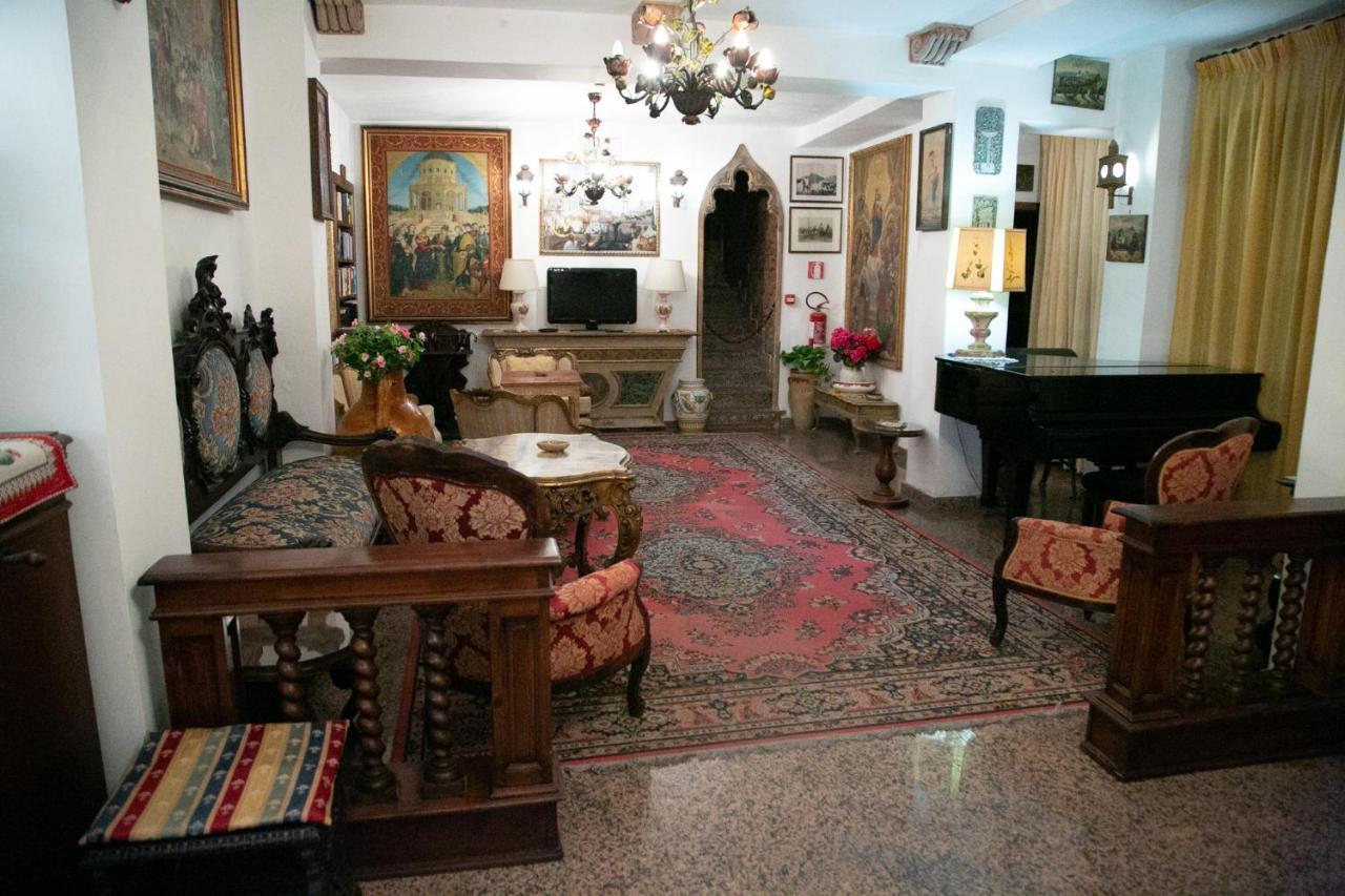 Hotel La Riva Giardini Naxos Eksteriør billede