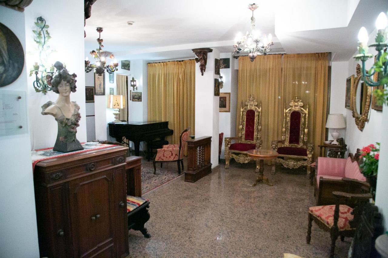 Hotel La Riva Giardini Naxos Eksteriør billede
