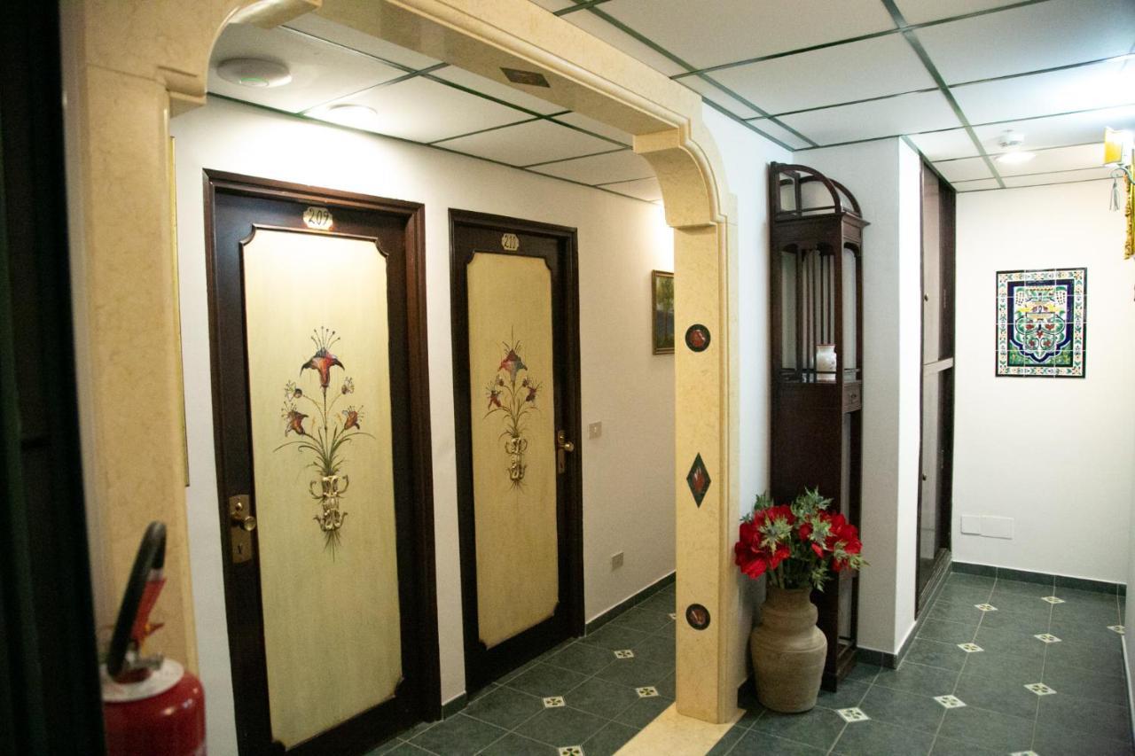 Hotel La Riva Giardini Naxos Eksteriør billede