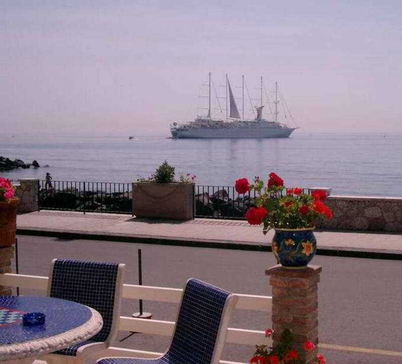 Hotel La Riva Giardini Naxos Eksteriør billede
