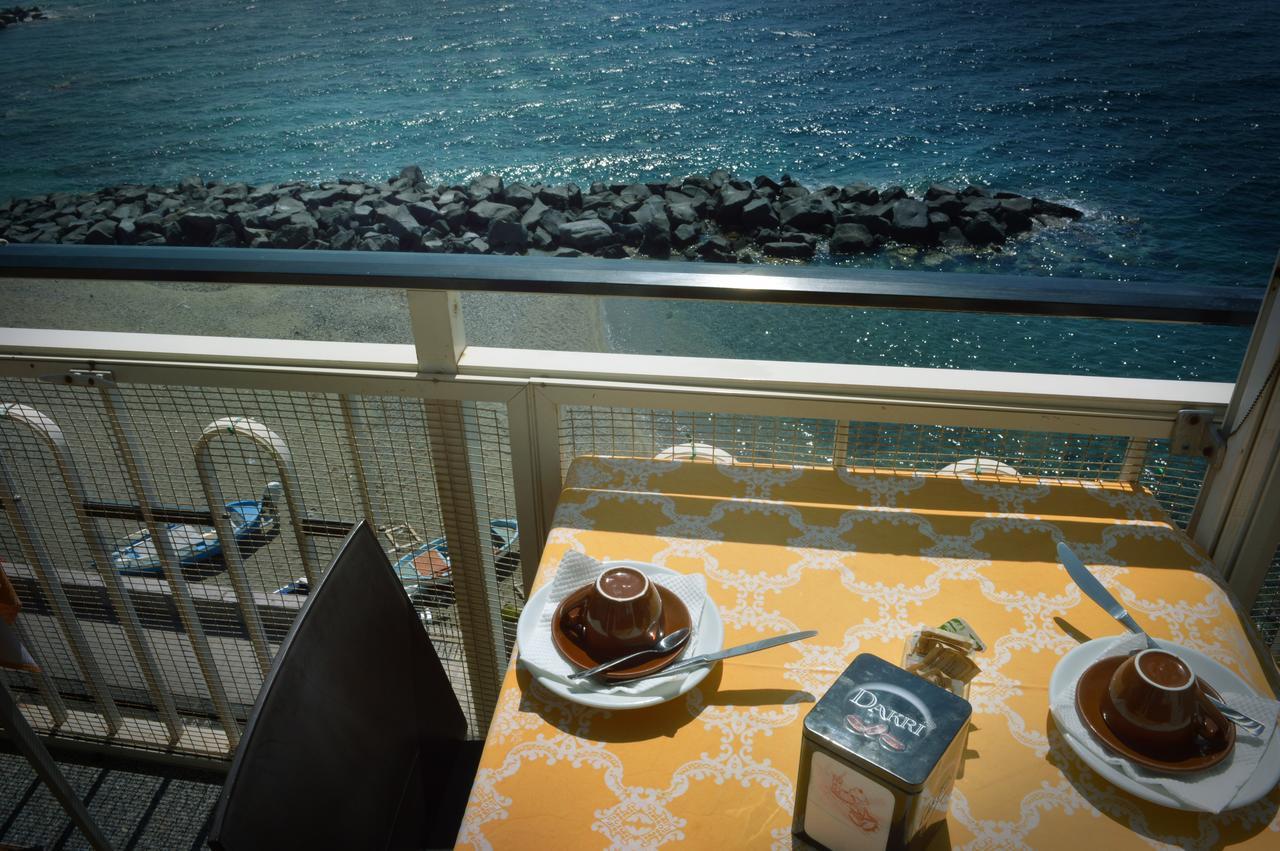Hotel La Riva Giardini Naxos Eksteriør billede