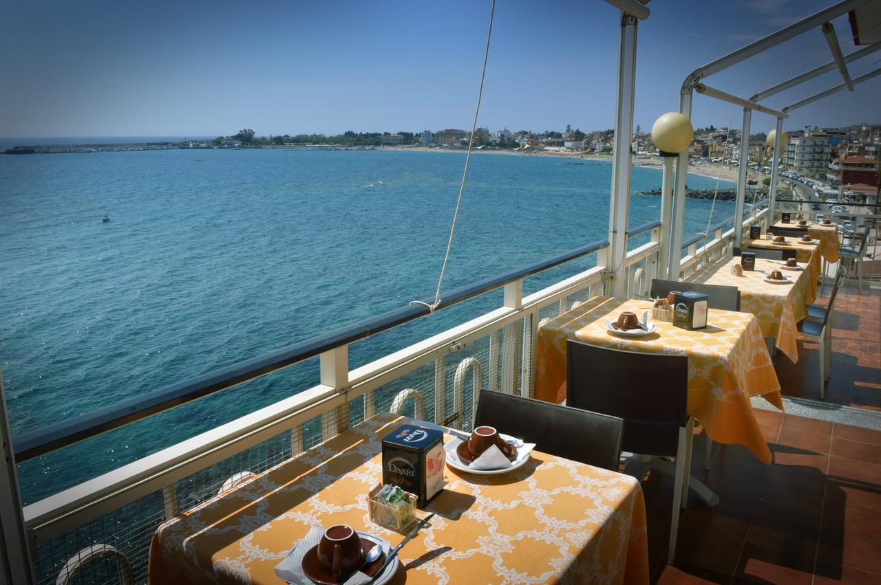 Hotel La Riva Giardini Naxos Eksteriør billede