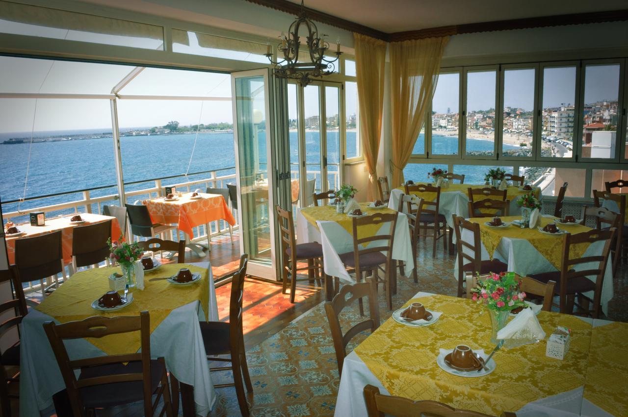 Hotel La Riva Giardini Naxos Eksteriør billede