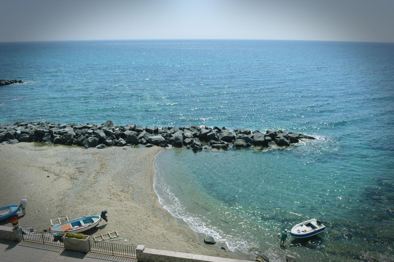 Hotel La Riva Giardini Naxos Eksteriør billede