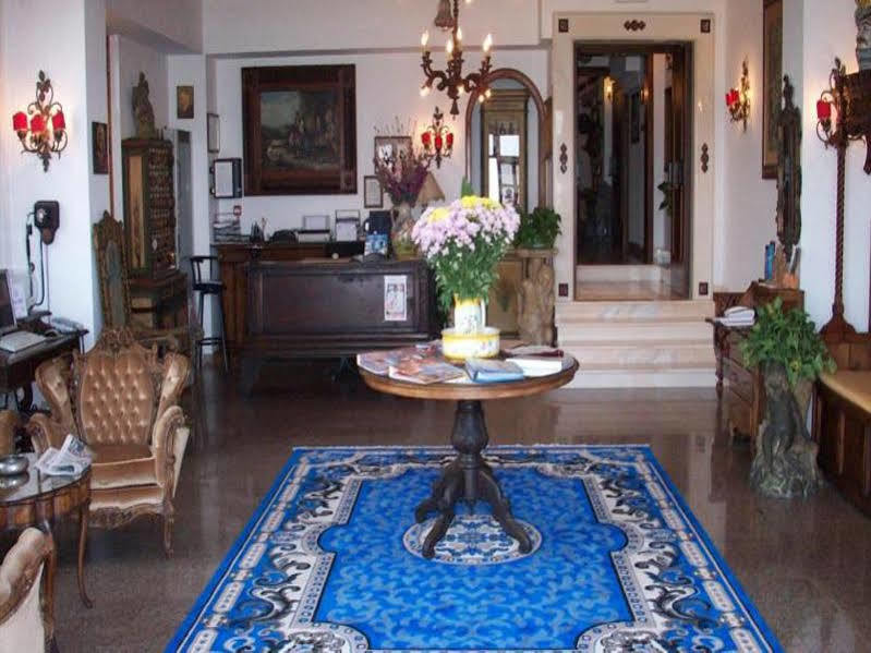 Hotel La Riva Giardini Naxos Eksteriør billede