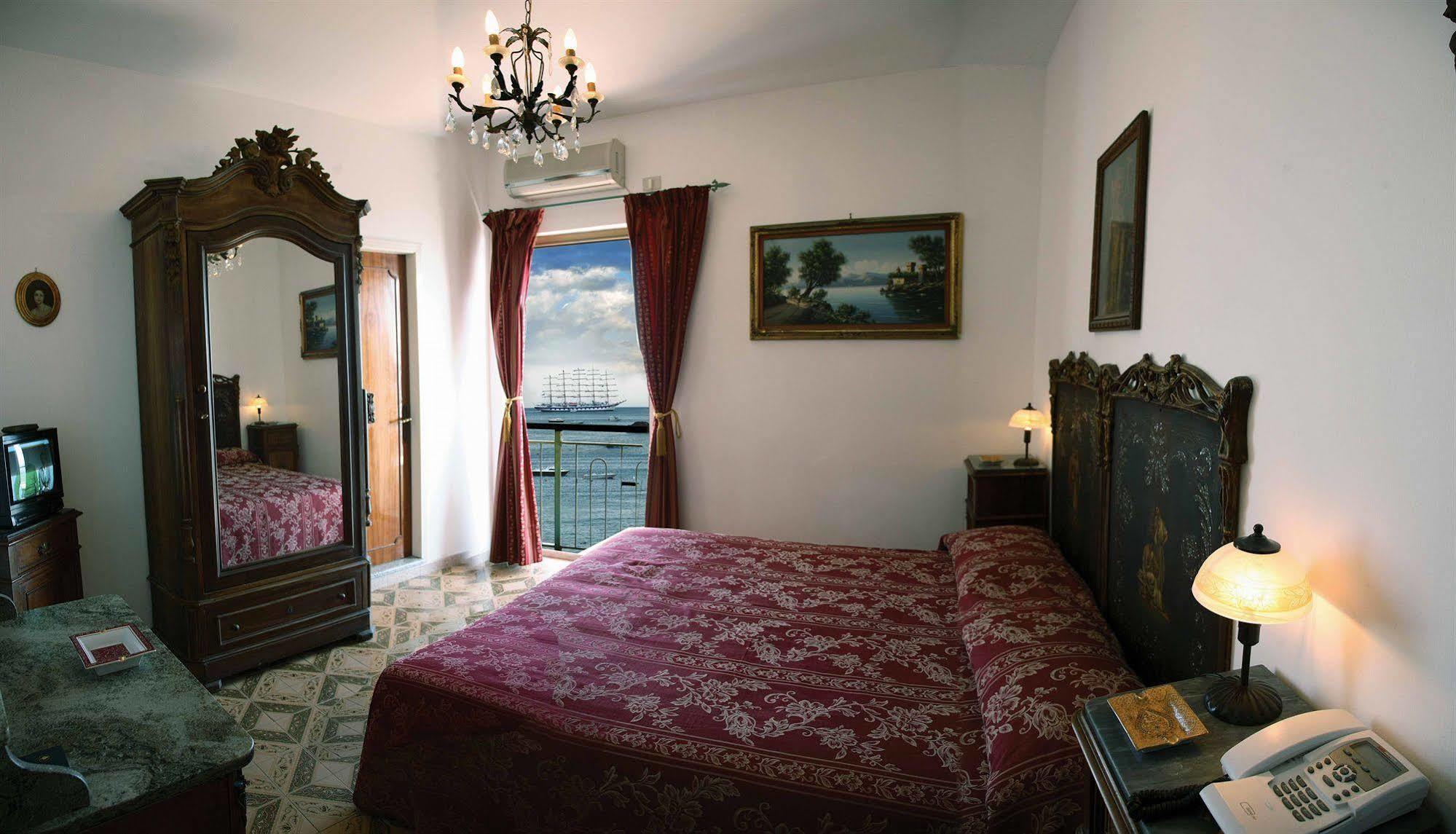 Hotel La Riva Giardini Naxos Eksteriør billede