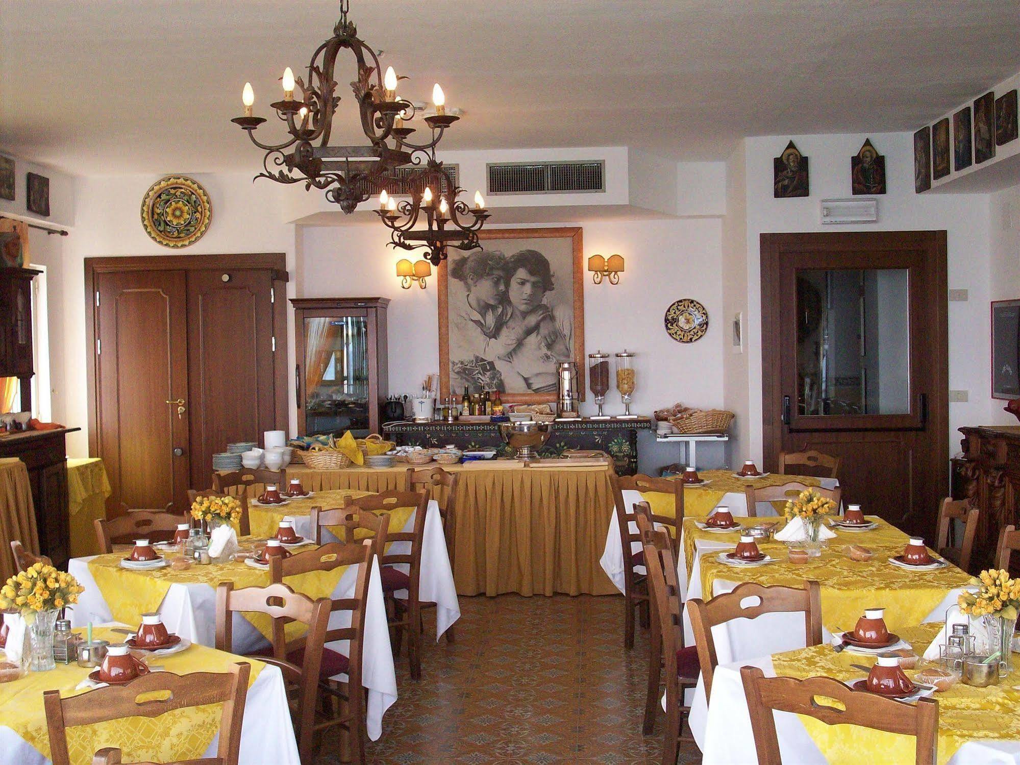 Hotel La Riva Giardini Naxos Eksteriør billede