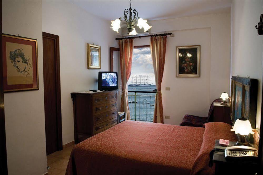 Hotel La Riva Giardini Naxos Eksteriør billede