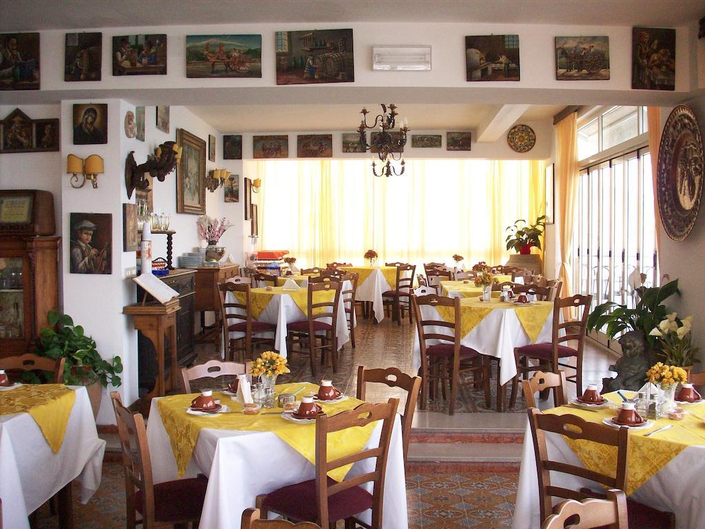 Hotel La Riva Giardini Naxos Eksteriør billede