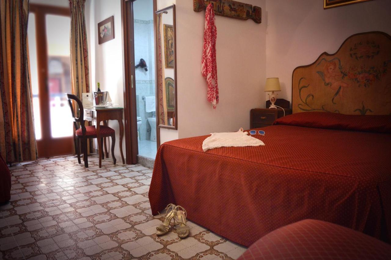 Hotel La Riva Giardini Naxos Eksteriør billede