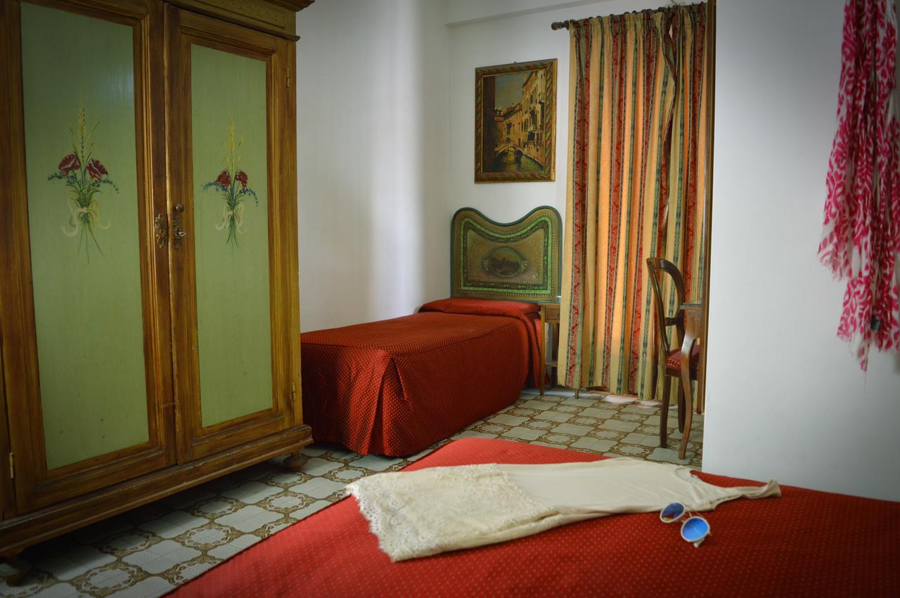 Hotel La Riva Giardini Naxos Eksteriør billede
